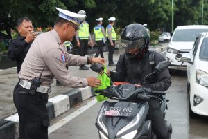 Peduli Sesama Polres Demak Bagikan Takjil dan Borong Dagangan Pedagang Kaki Lima