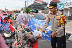 Polres Demak Laksanakan Patroli Ngabuburit Sambil Bagikan Takjil